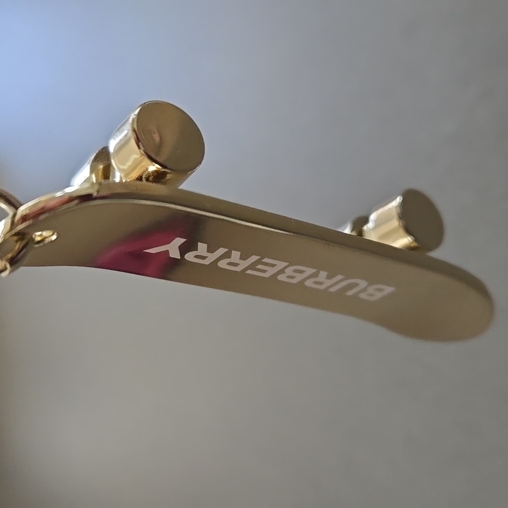 New Burberry Skateboard Keyring Gold W/ BURBERRY Her Logo Keychain Keyring - Picture 12 of 12